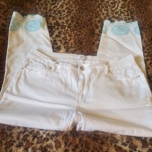 White ankle pants with scalloped edges